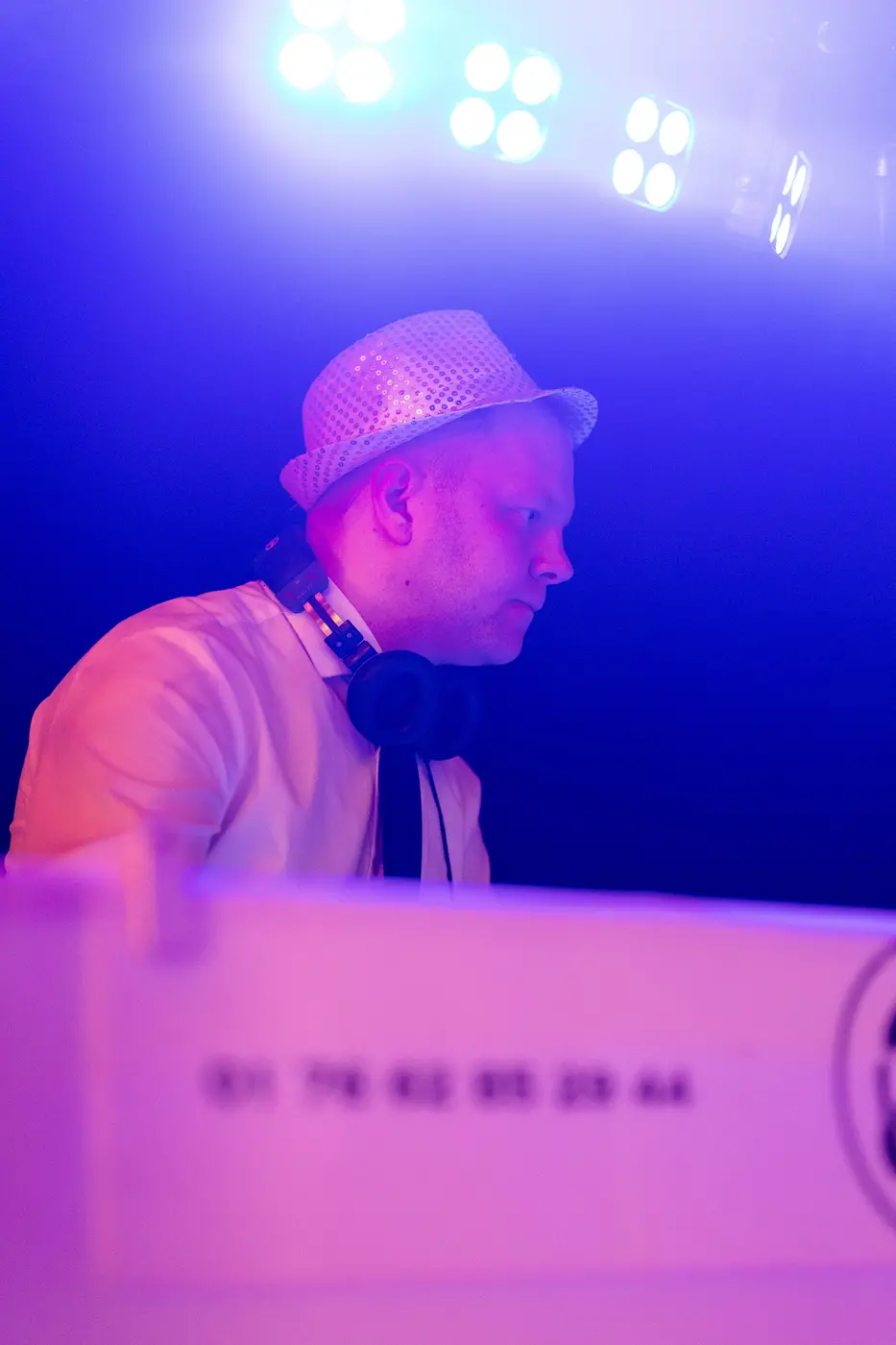 DJ Yugeen im violetten Licht hinter dem DJ-Pult