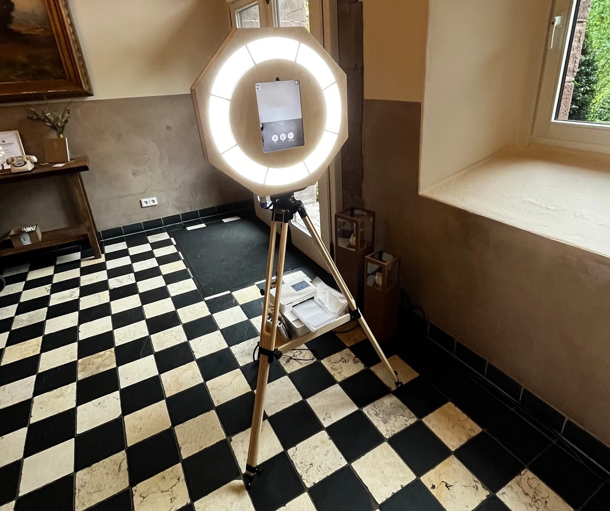 Ring-Fotobox von DJ Yugeen mit Tablet, Holzstativ und Drucker