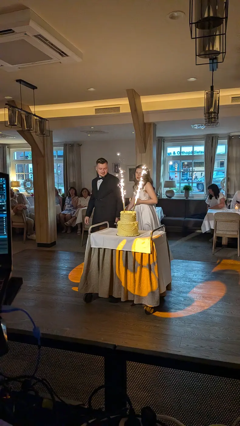 Brautpaar beim Anschneiden der Hochzeitstorte mit Wunderkerzen